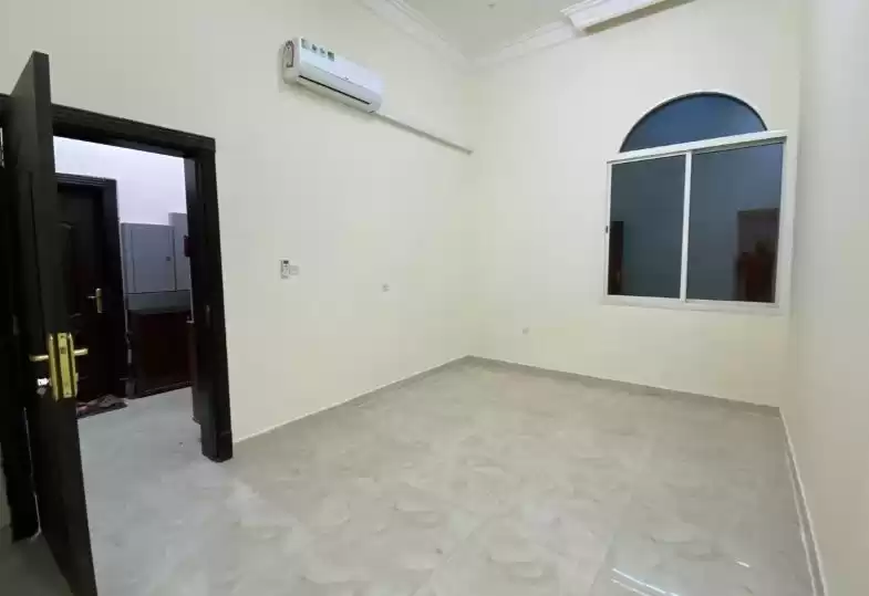 سكني عقار جاهز ستوديو غير مفروش شقة  للإيجار في الدوحة #8460 - 1  صورة 